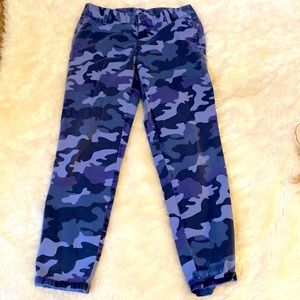 Low-rise, cargo, cropped jeans